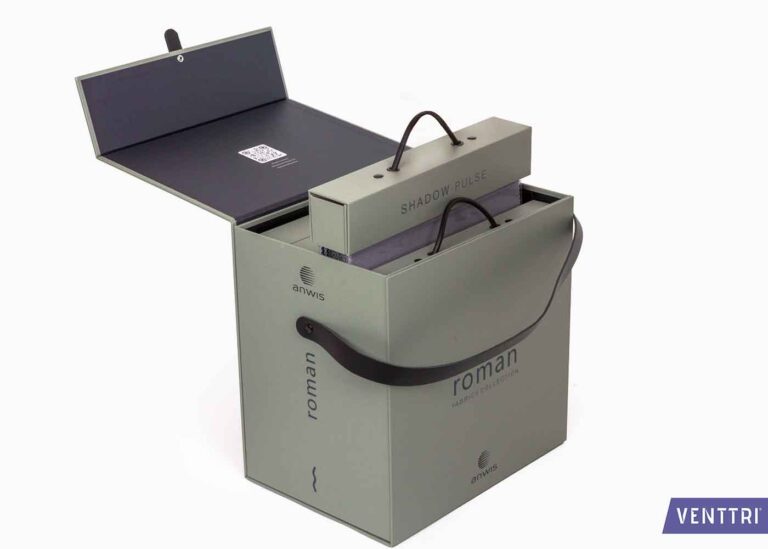 Geöffnete Box mit hängenden Musterkappen