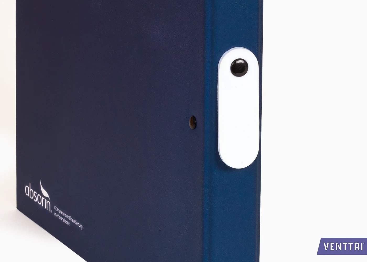 Gummilasche am Ordner mit schwarzer Niete